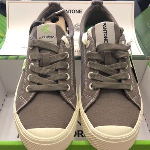 Cariuma Pantone Women a size 8 shoes, Brand new never worn, with box